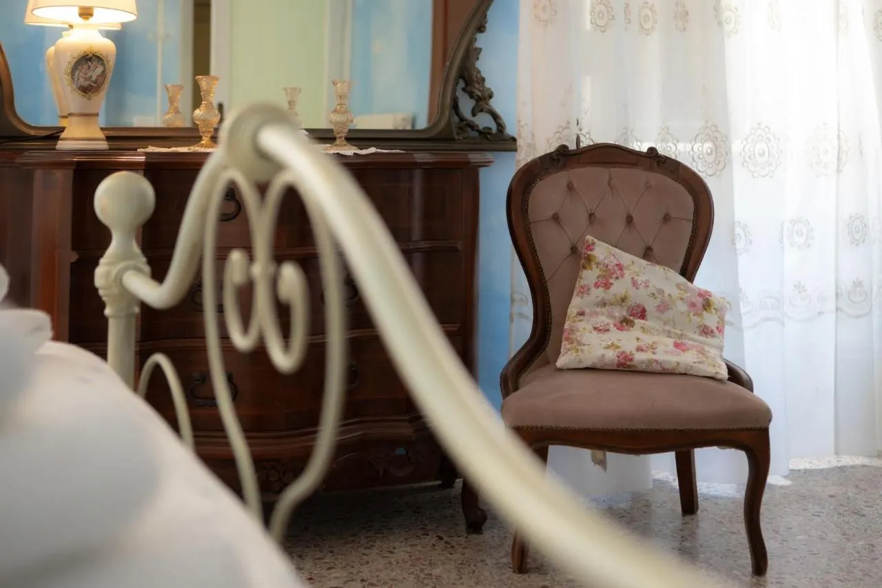 La poltroncina accanto al comò