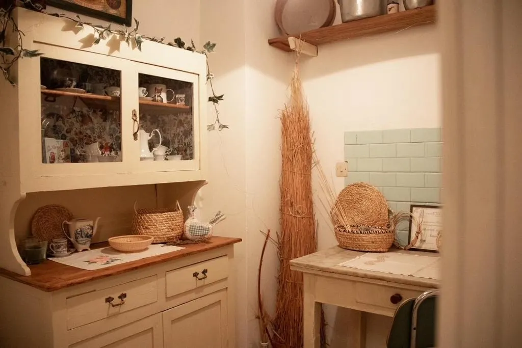 L’angolo cucina con la credenza