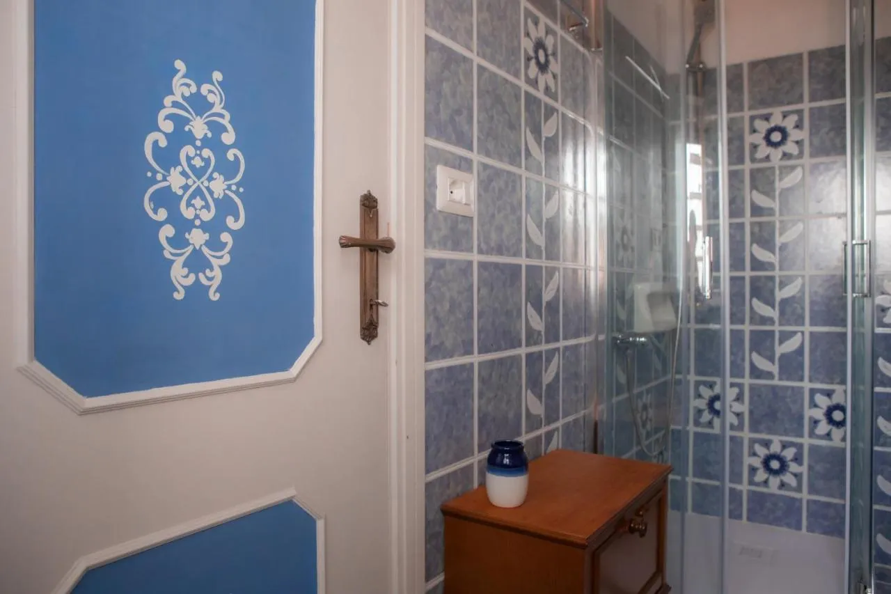 La porta dipinta del bagno