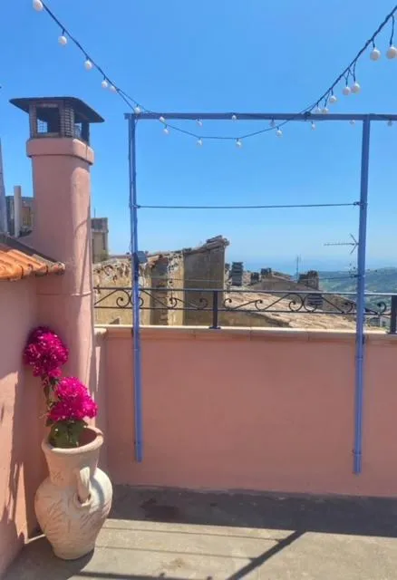 I tetti del borgo e il mare