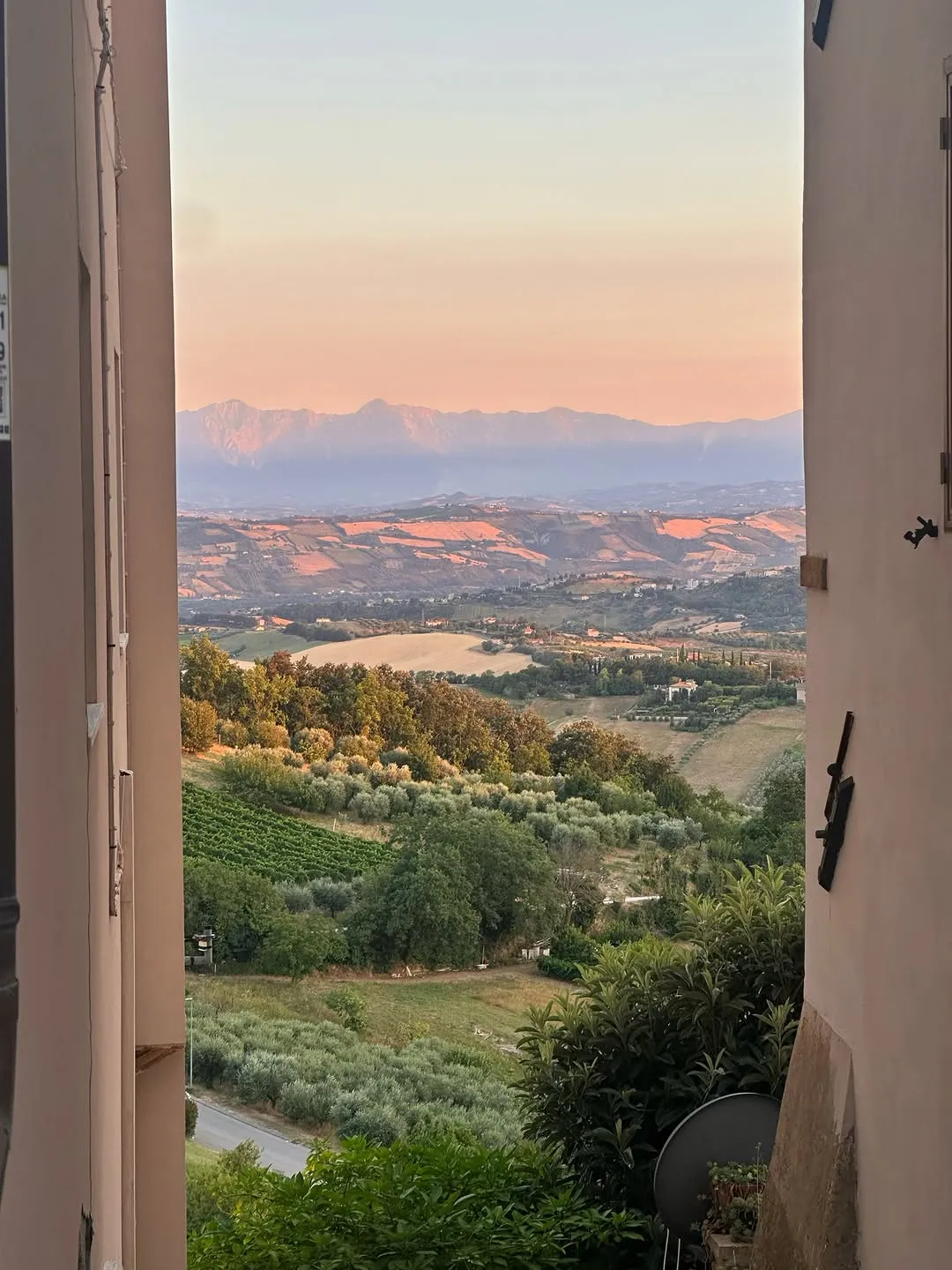 Il tramonto dalla finestra