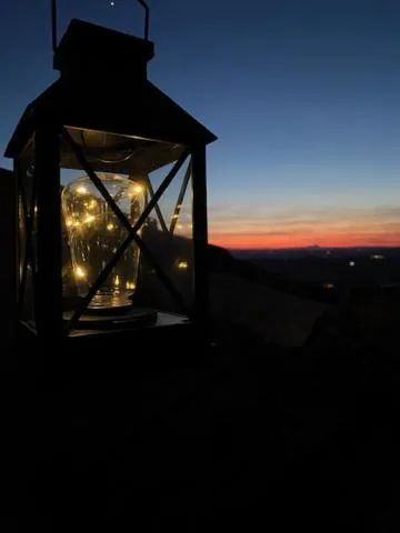 Lanterna sulla terrazza al tramonto