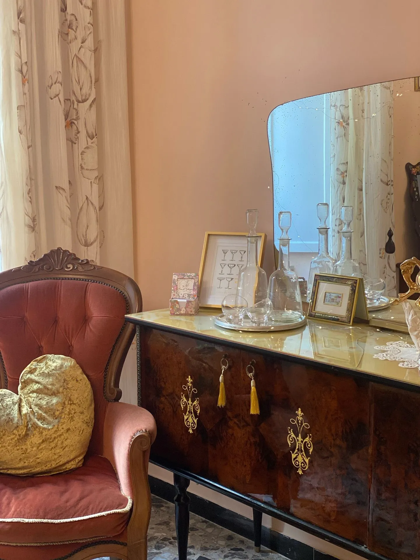 La sala con la poltrona in velluto rosa