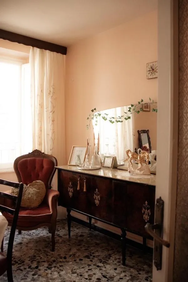 Lo specchio e la credenza