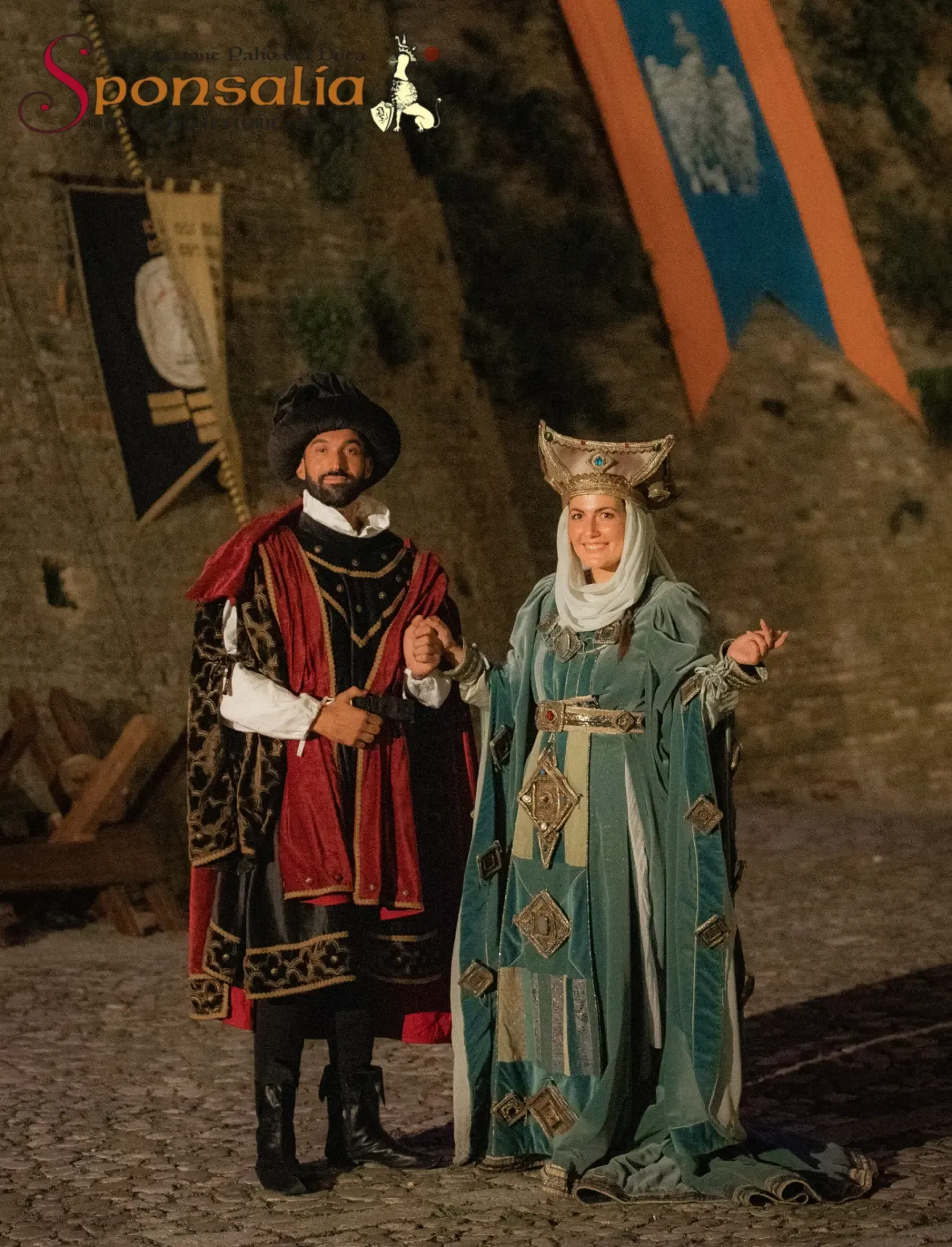 Emma e un cavaliere negli abiti del corteo storico di Sponsalia, davanti alla Rocca