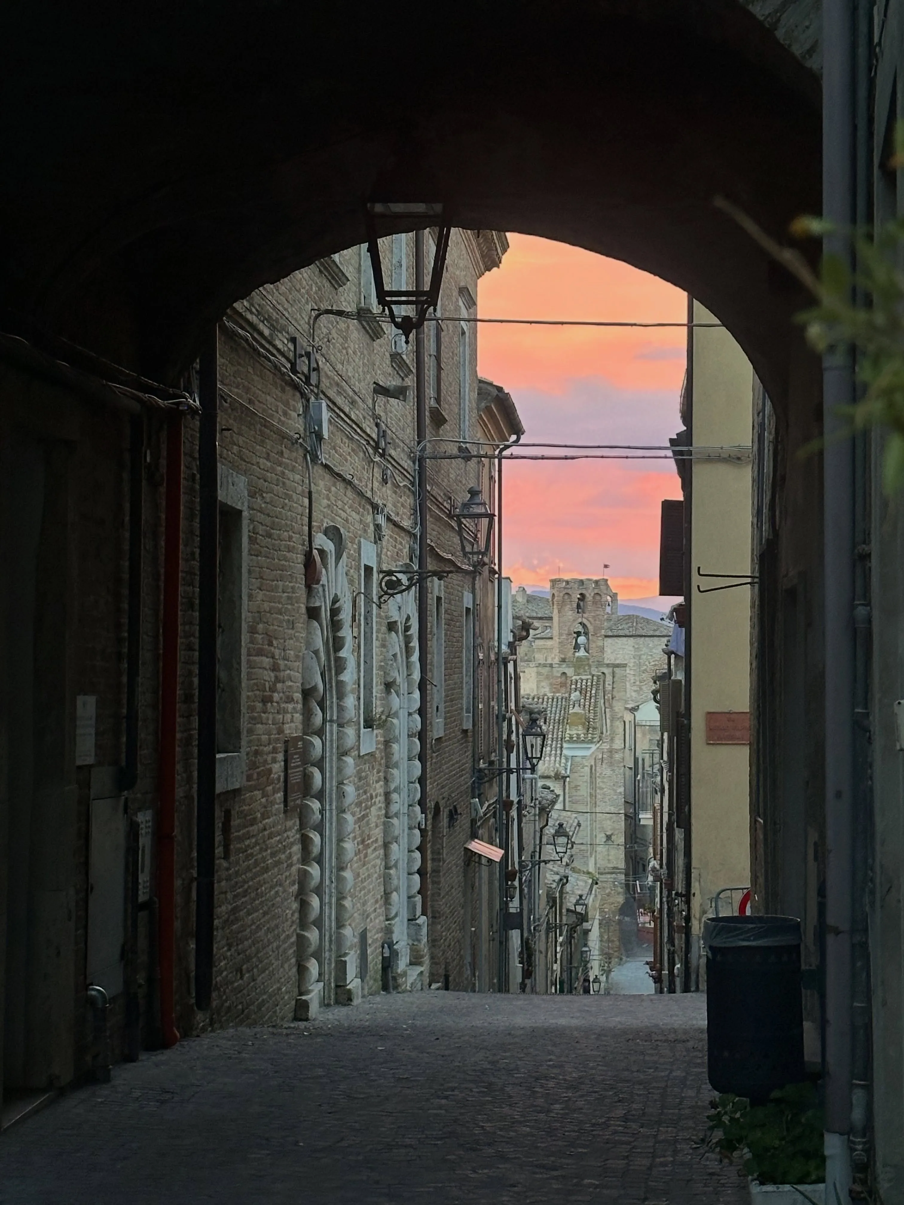 Un vicolo del borgo sotto l’arco